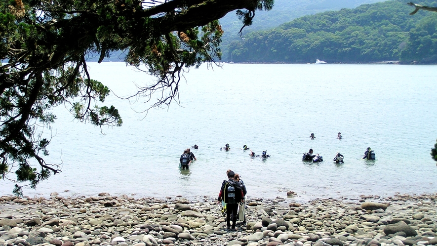 *大瀬崎／波が穏やかで静かな岬には、ダイビングに向かうダイバー達の姿も。