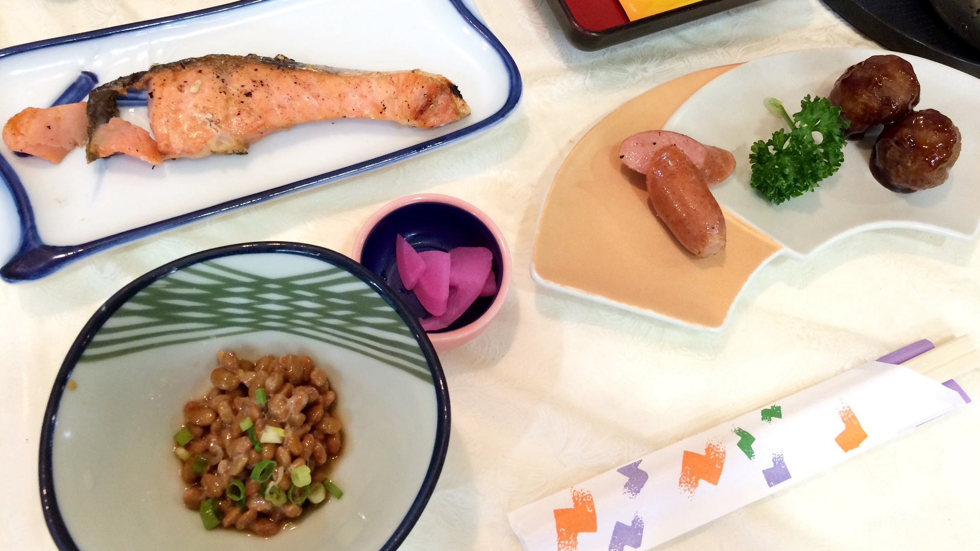 *朝食一例／焼き魚に納豆、定番の和朝食を食べて元気にお出かけください♪