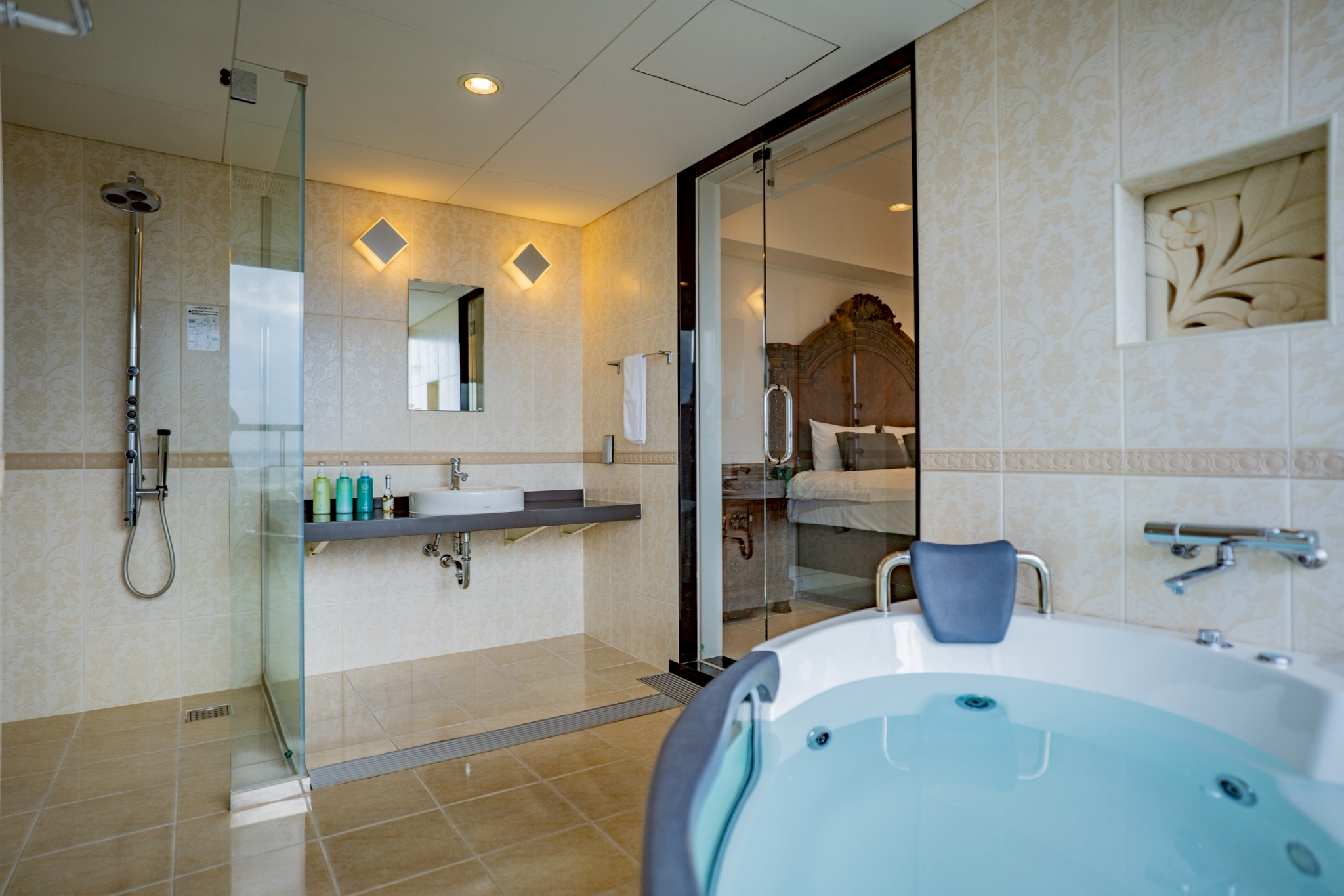 【ホテル棟】ローヤルオーシャンコーナースイート