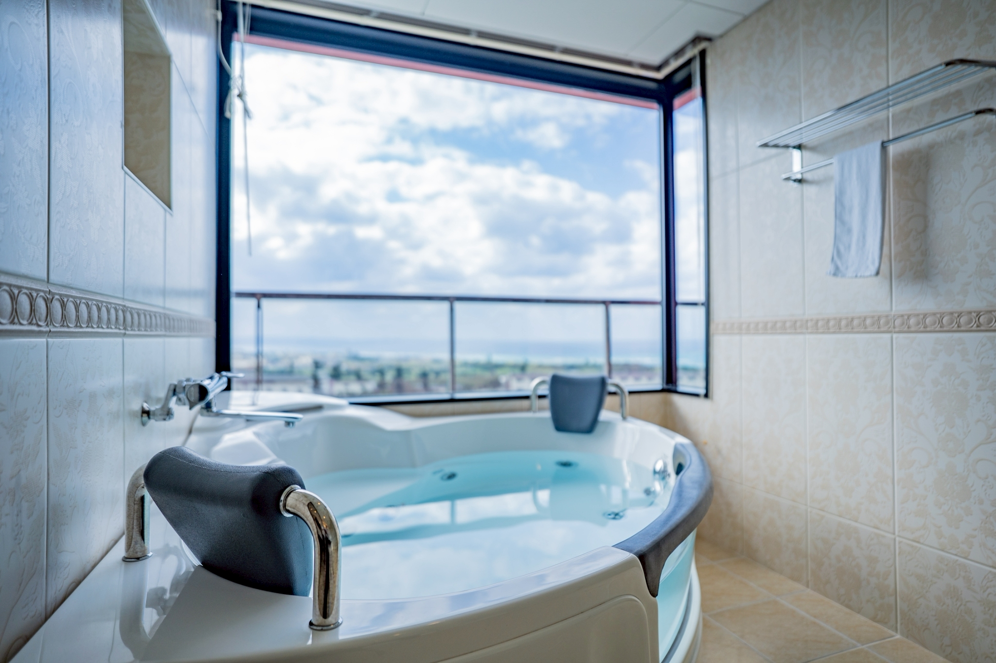 【ホテル棟】ローヤルオーシャンコーナースイート