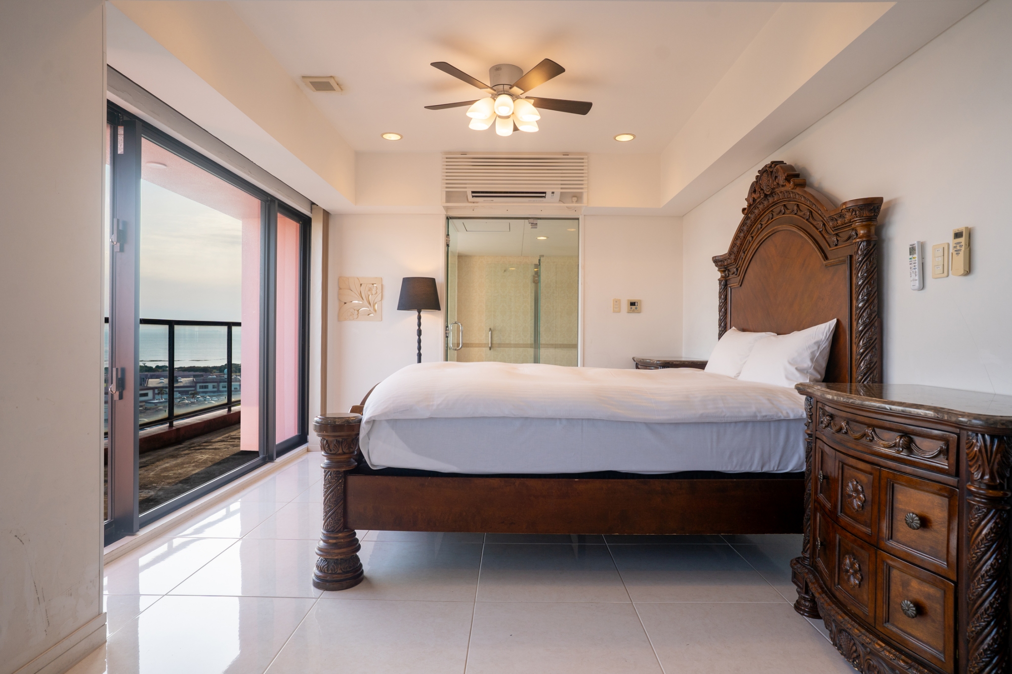 【ホテル棟】ローヤルオーシャンコーナースイート