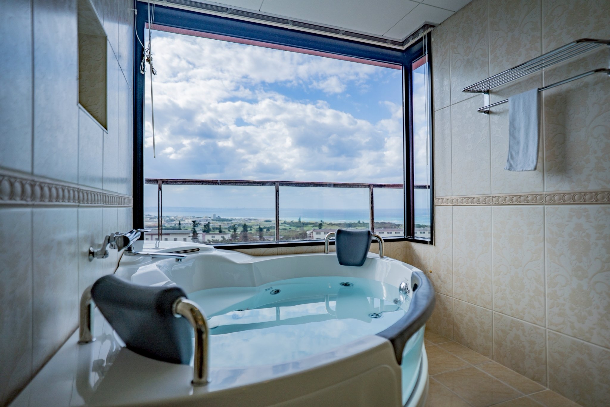 【ホテル棟】ローヤルオーシャンコーナースイート