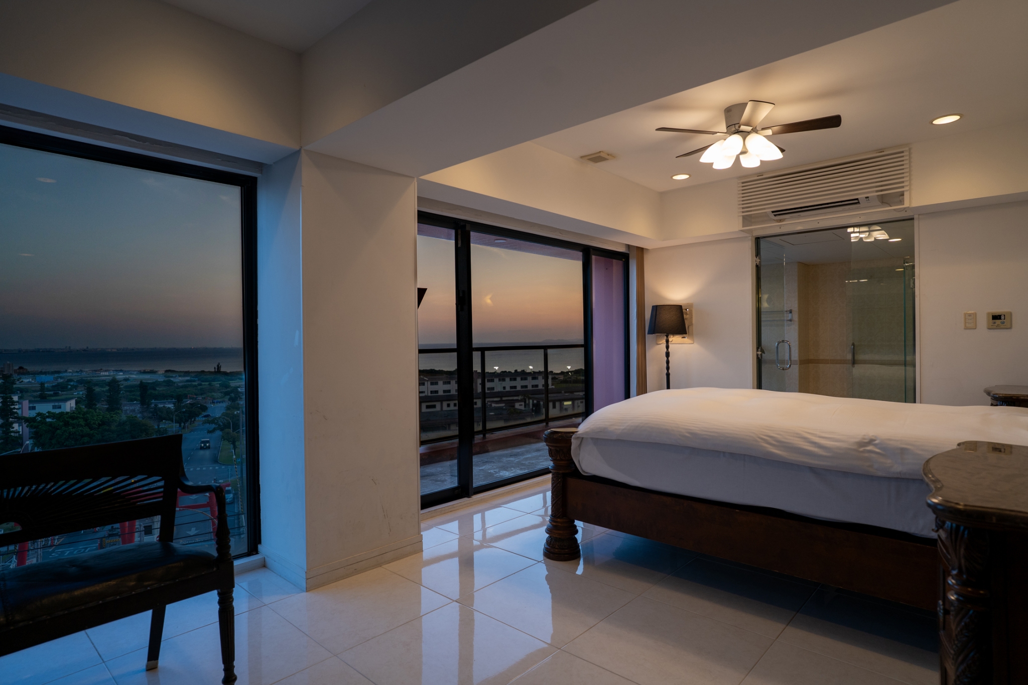 【ホテル棟】ローヤルオーシャンコーナースイート