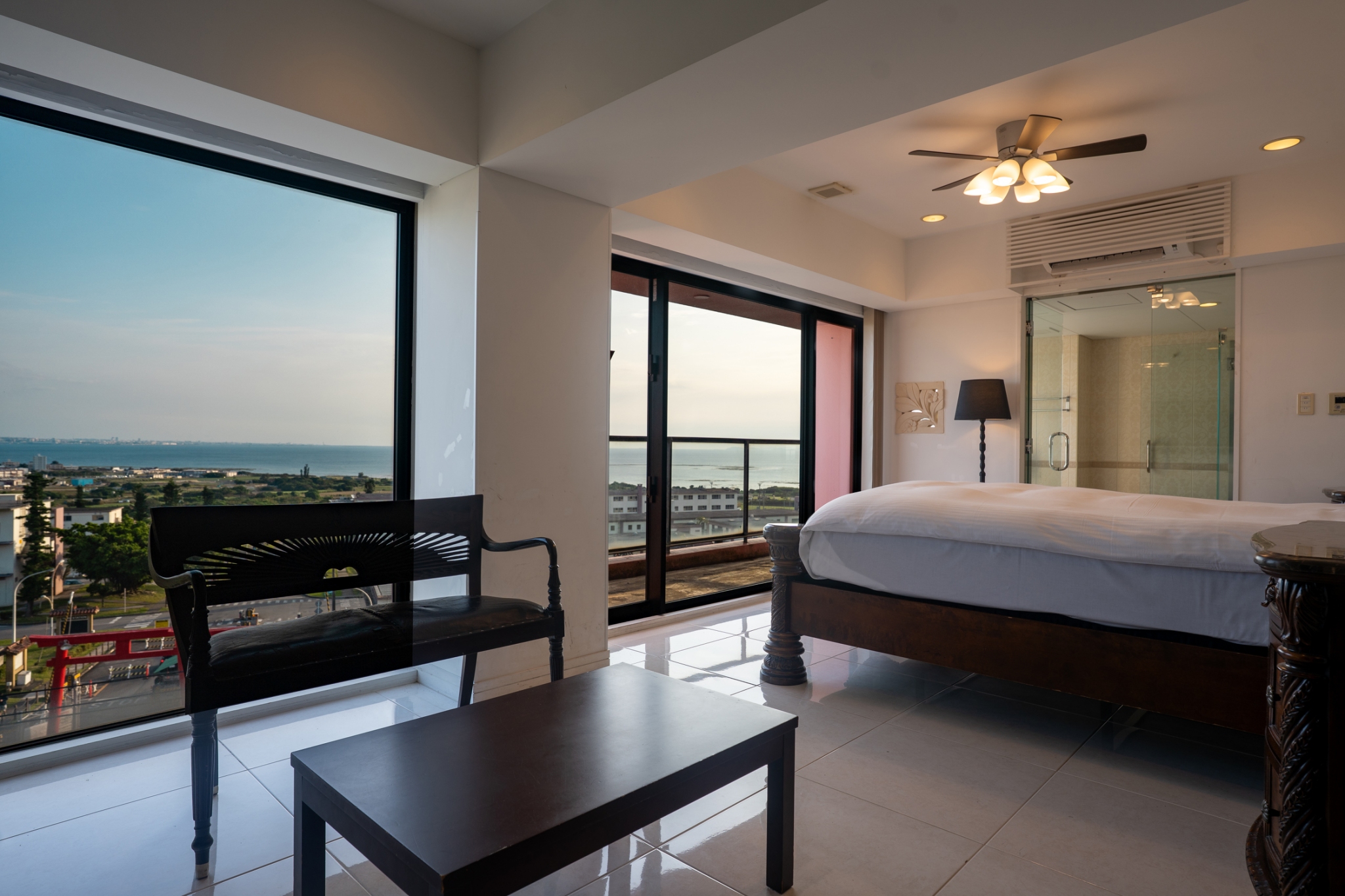 【ホテル棟】ローヤルオーシャンコーナースイート