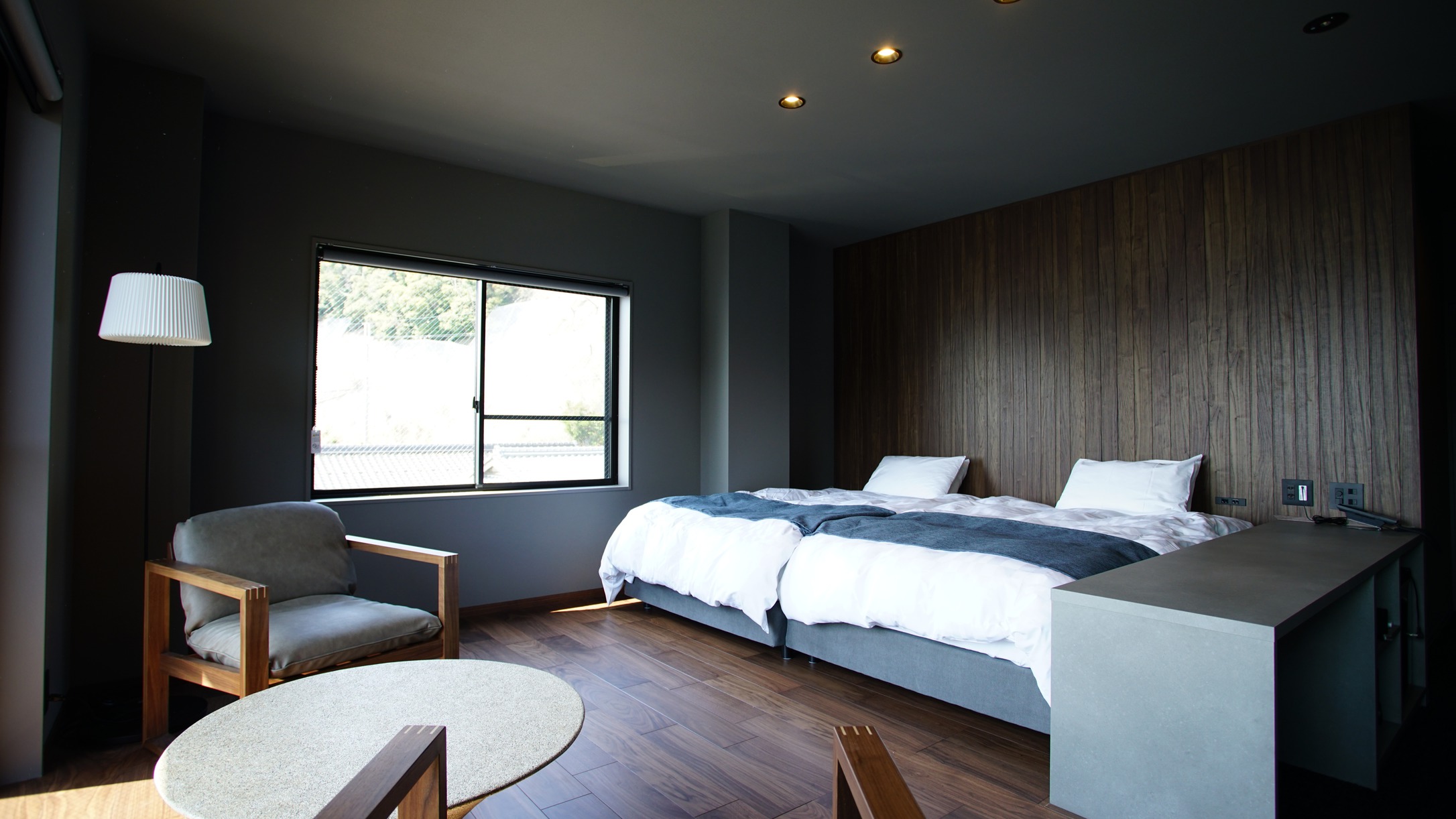 若狭湾沿いの漁村を眺めるツイン