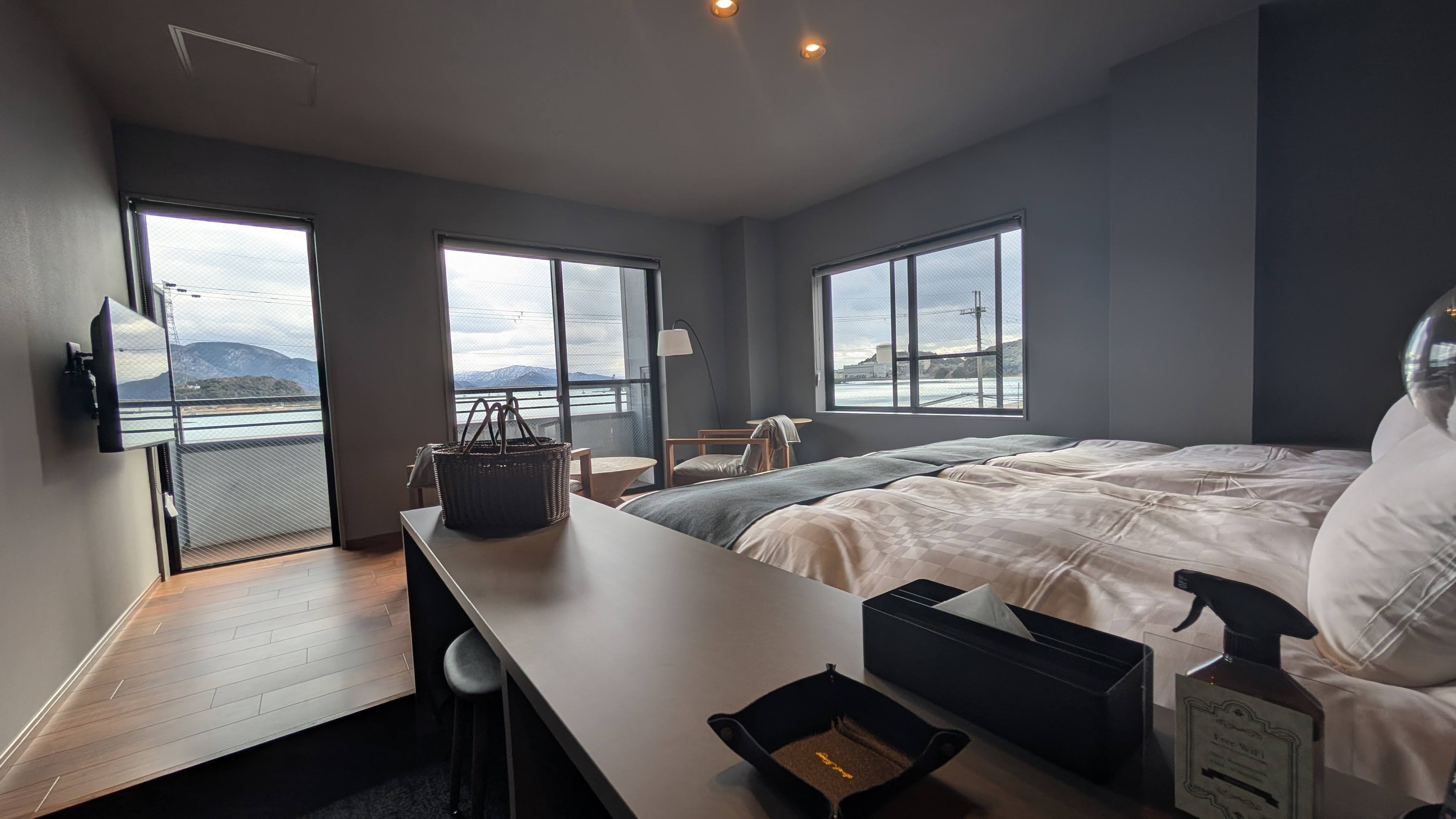 若狭湾の静かな入り江を眺めるツイン（バス・トイレ・テラス付）