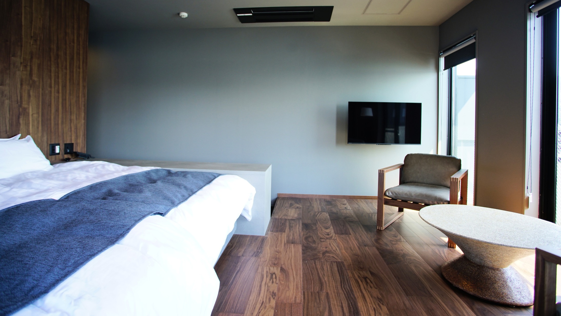 若狭湾沿いの漁村を眺めるツイン