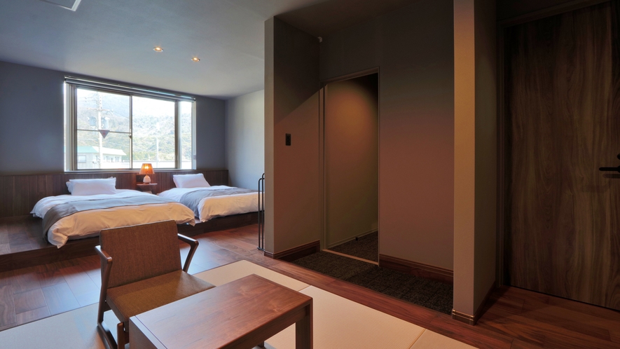 【客室_和洋室タイプ】小上がりのベッドスペースと琉球畳