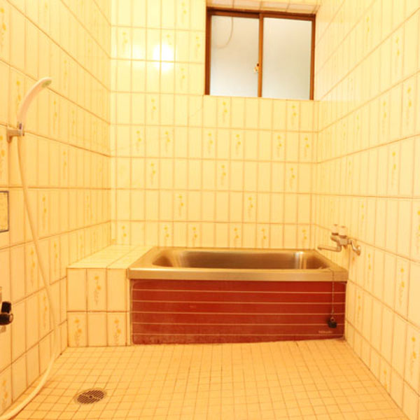 【風呂】当館のお風呂は少し狭め・・・なので近くの天然温泉施設をご紹介しております。