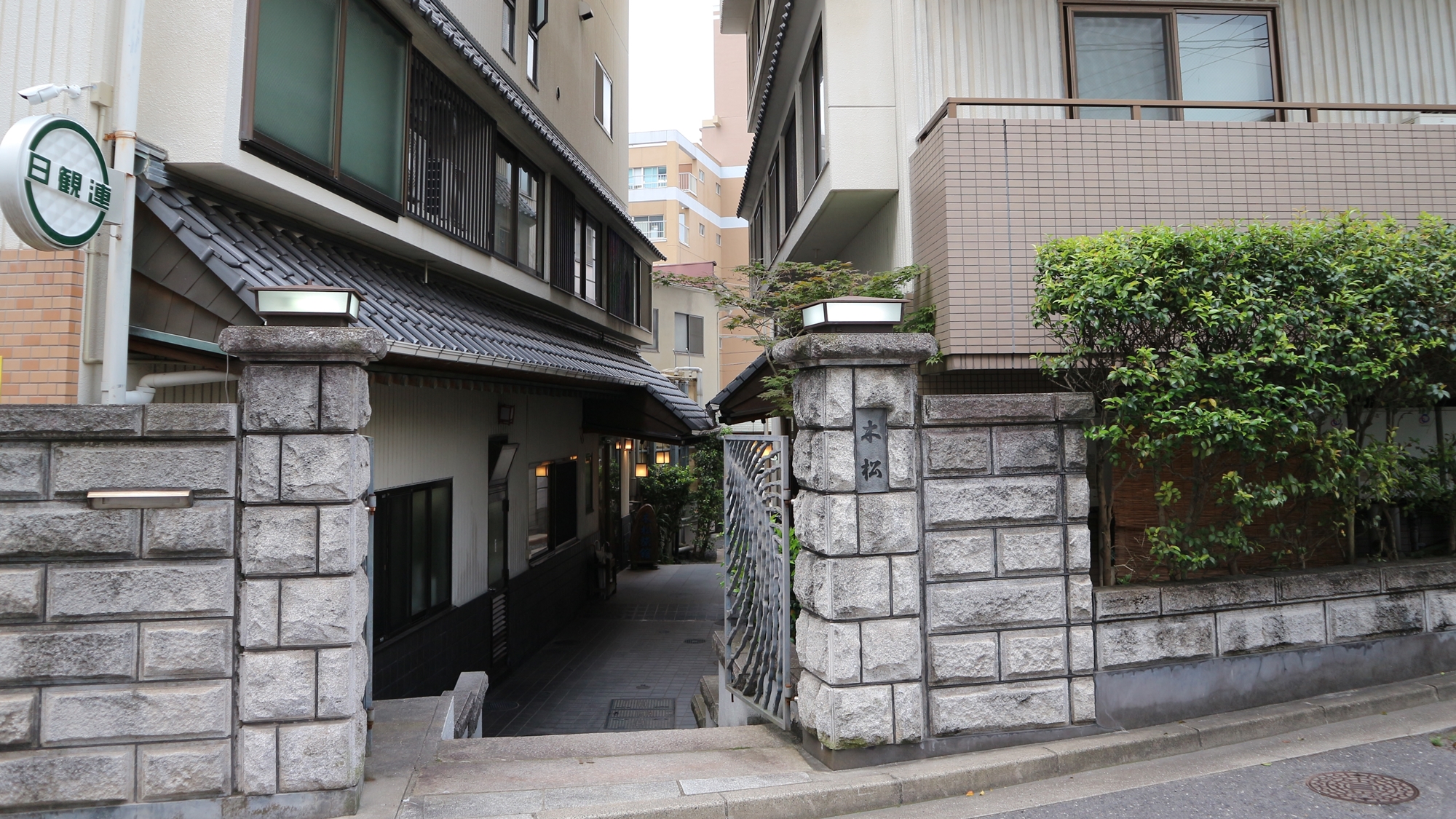 *【玄関】新館・本館側入口です。新館と本館は繋がっております。