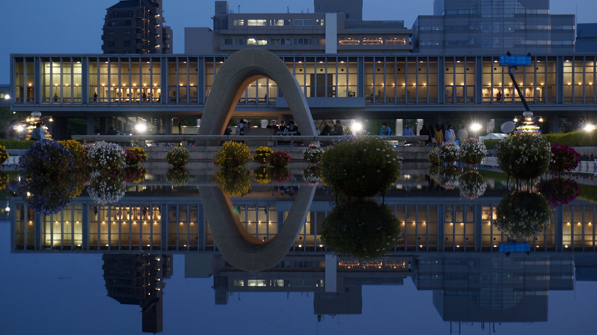 【平和記念公園】夜はライトアップされます。