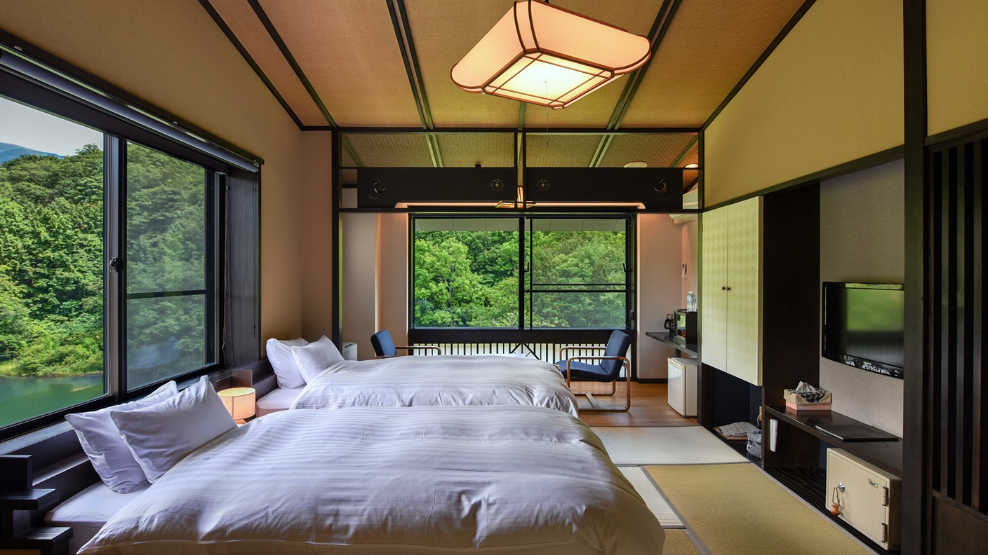 *【角部屋和室ツイン】お部屋からは、開放感のある景色（山々や湖）をひとりじめすることができます。