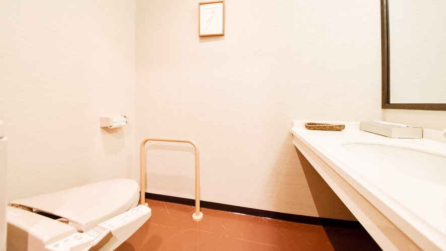 *【洋室ツイン】バリアフリー対応のトイレ/洗面台です。