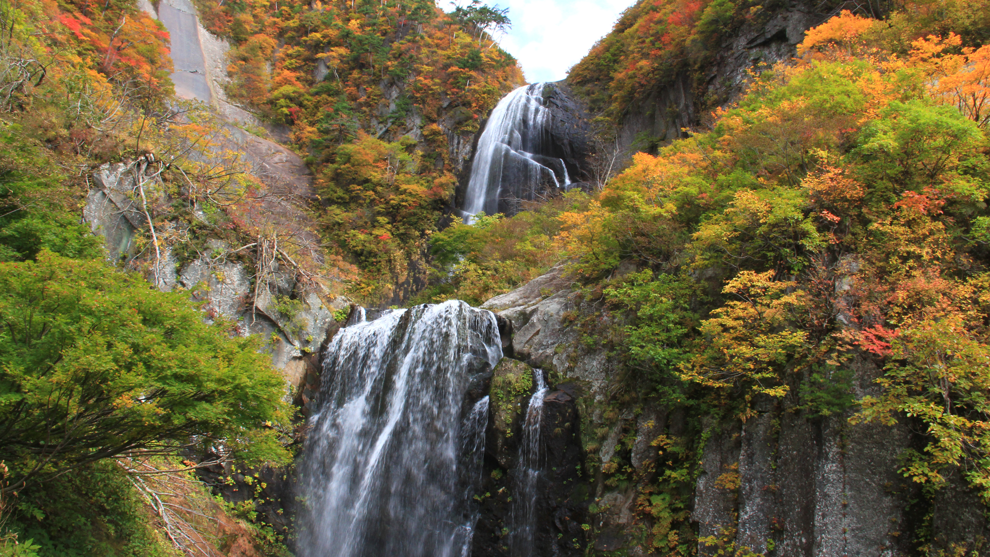 #安の滝　白いすだれ状の滝の流れが新緑や紅葉に映え、訪れる人に感動を与えます。　