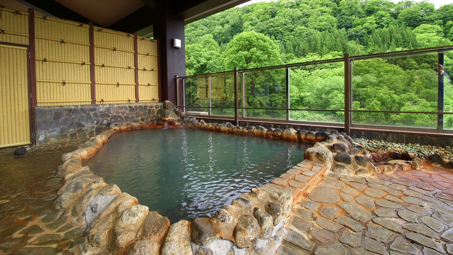 #温泉・露天風呂　マタギの里に湧く天然温泉「打当温泉」源泉かけ流しの湯をお楽しみください。　　