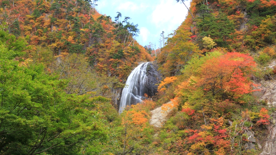 #安の滝　阿仁の自然美を代表する秀麗な2段構造の滝です。　