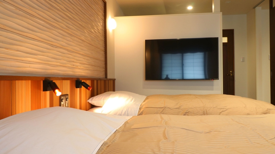 #特別室 ベッド横には壁掛けテレビも備え付け