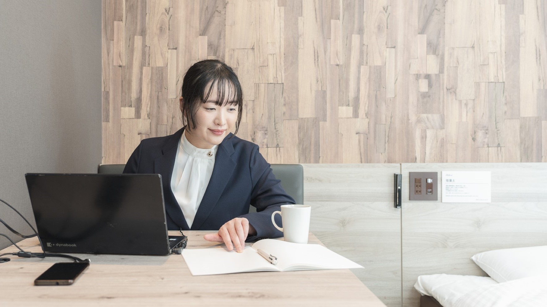 広々としたデスクで作業もしやすいです　※使用感イメージ