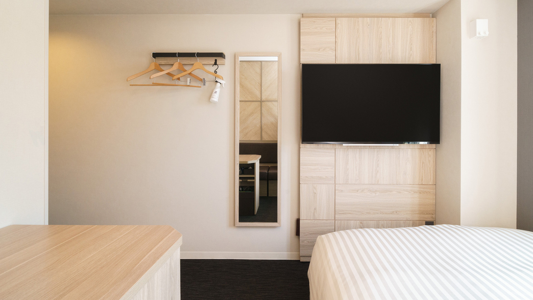 ベッドからも見やすい位置にあるテレビ