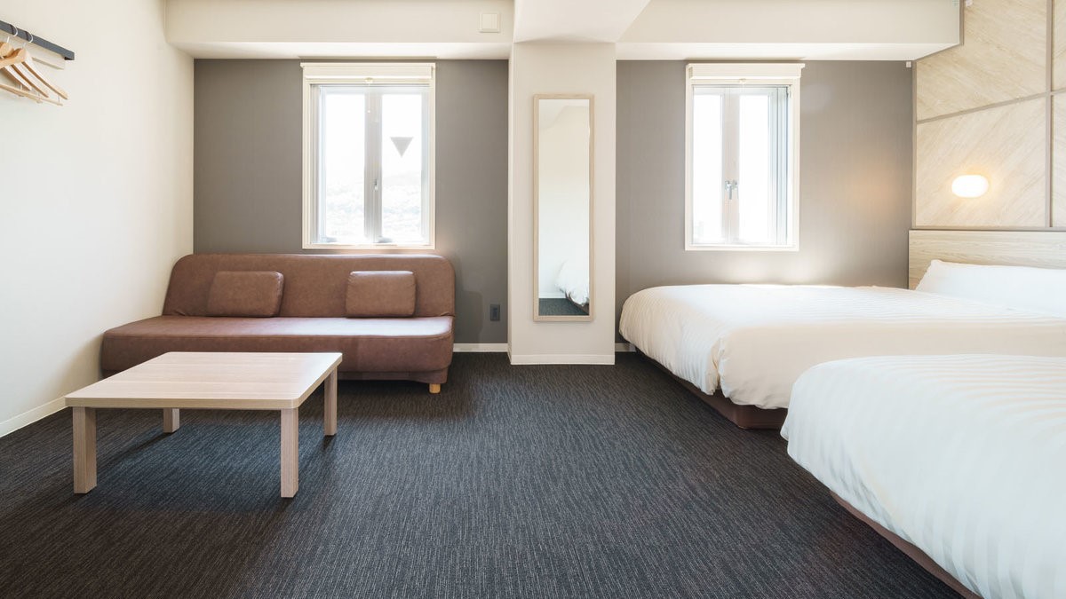 ベッド2台に広々スペースがございます