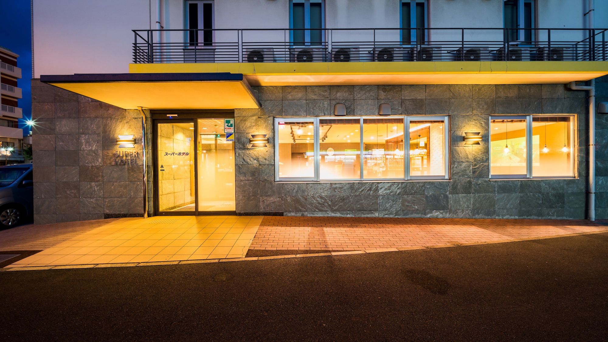 エントランスの灯りが薩摩川内の街を照らします