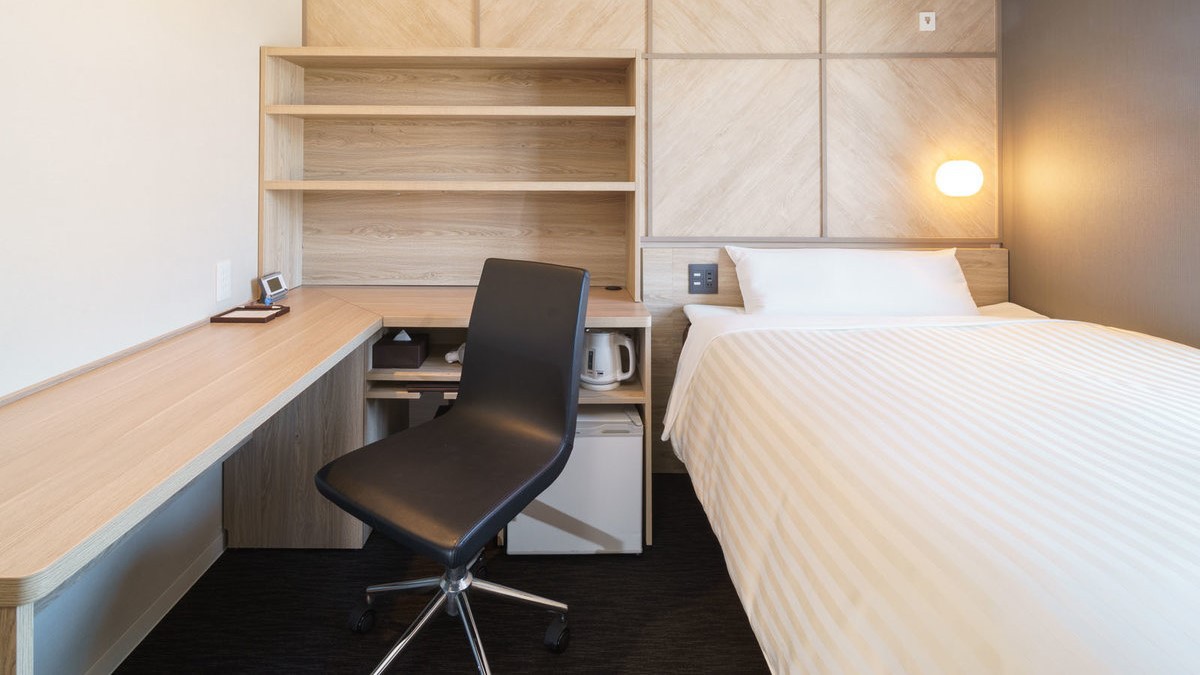 眠りを追及した130cm幅のワイドベッドと適度な硬さのマットでぐっすり