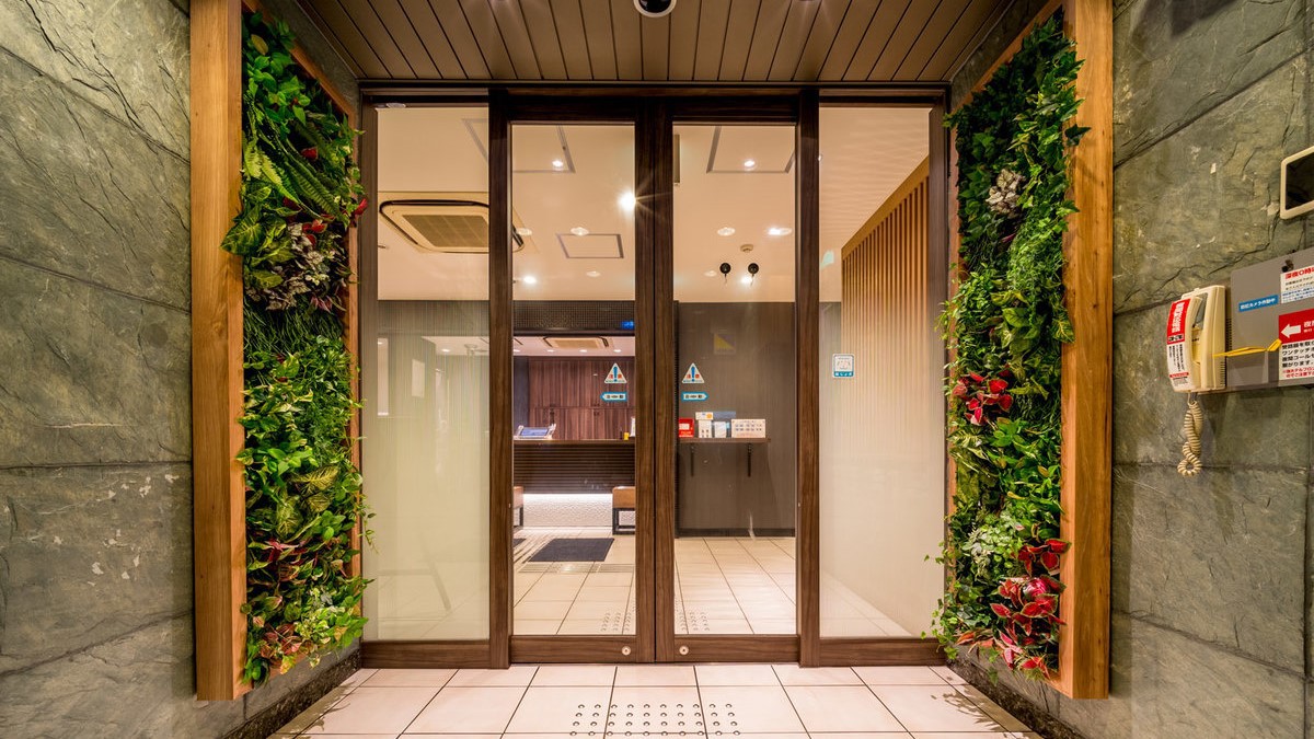 エントランスは24時以降施錠しております