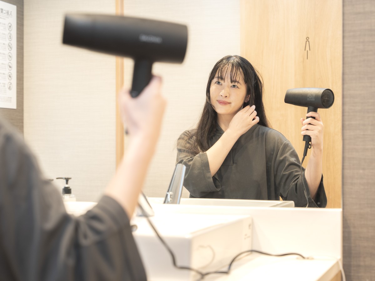 備え付けのドライヤーもございます♪