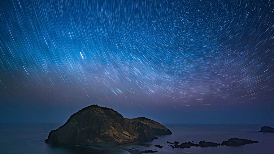 星が降り注ぐような幻想的な夜空