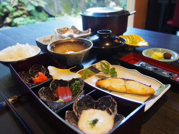 温泉でのんびり♪朝は好評の朝食で素敵な一日を！【朝食付プラン】