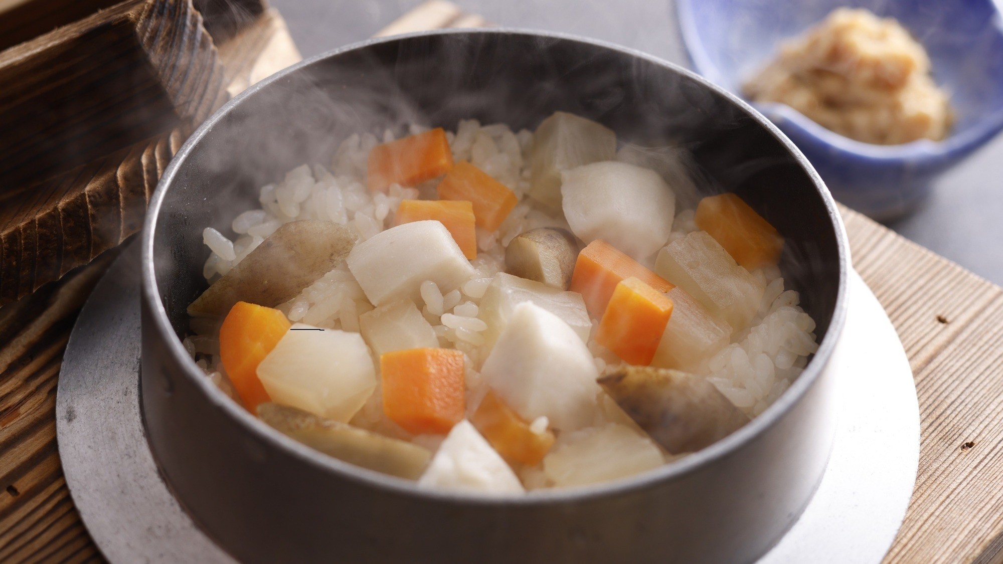 冬野菜と根菜の釜飯　紀州真鯛味噌添え