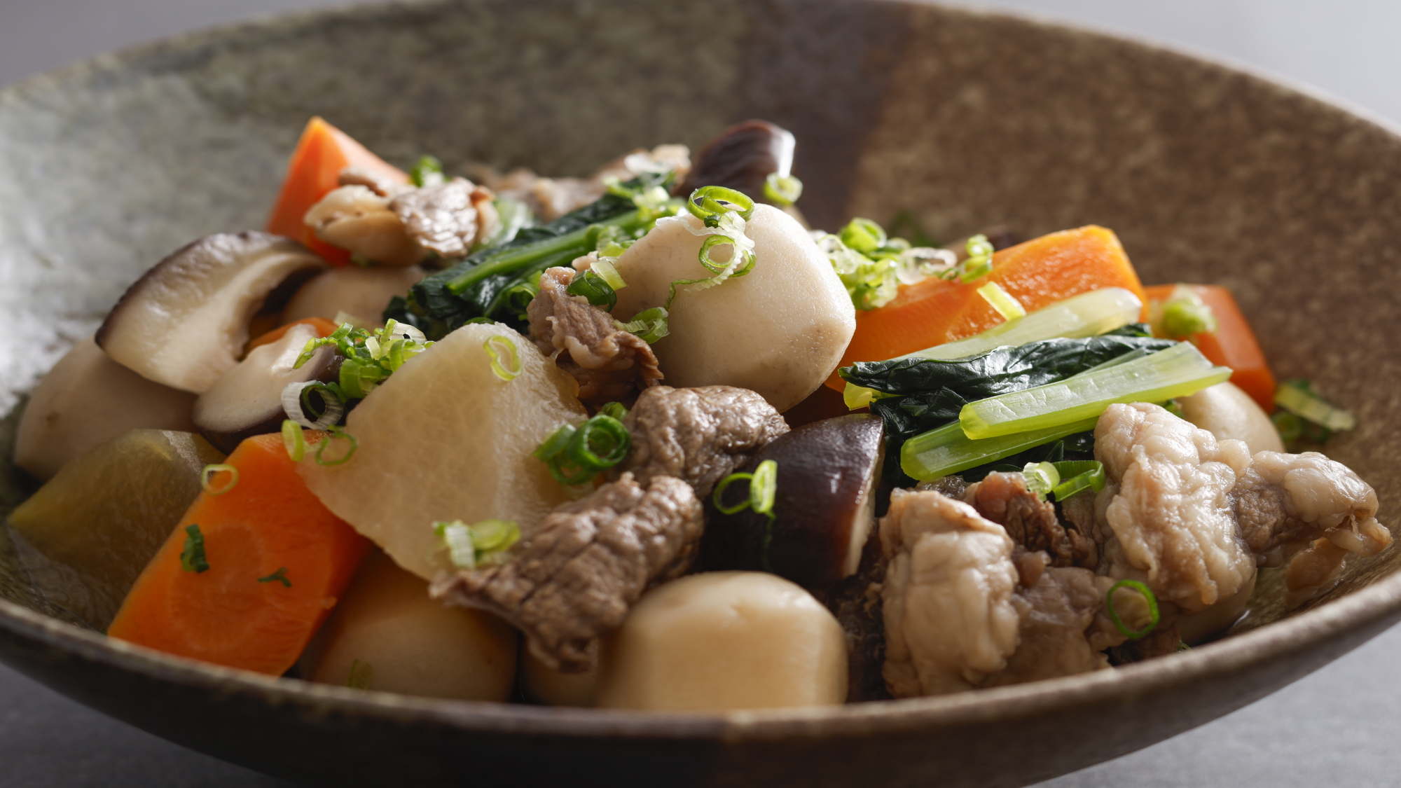 熊野牛と里芋・大根田舎煮（朝食ビュッフェ料理一例）