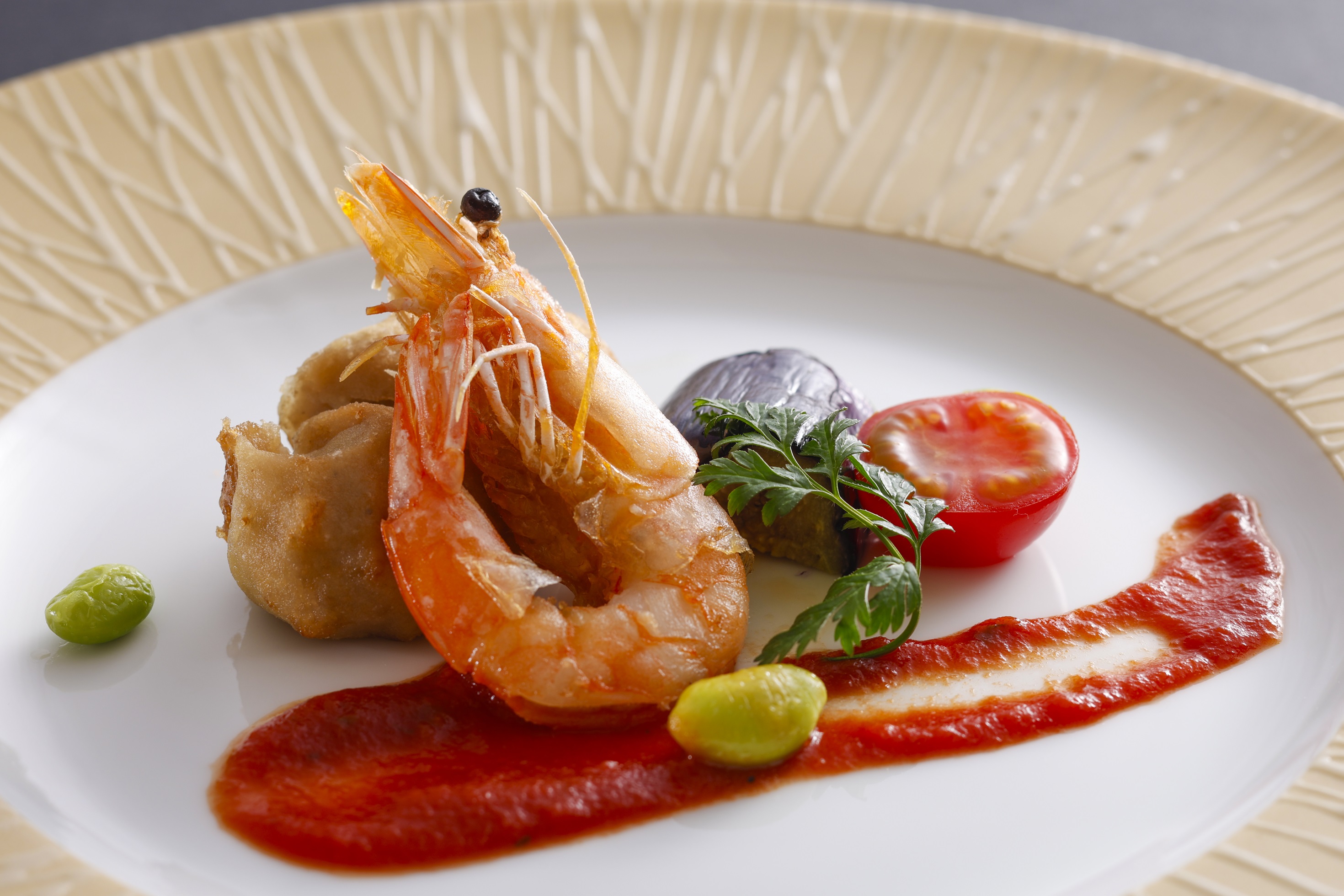 2026年夏「季節の会席」料理一例（揚げ蓮根饅頭と海老～トマトソース添え～）