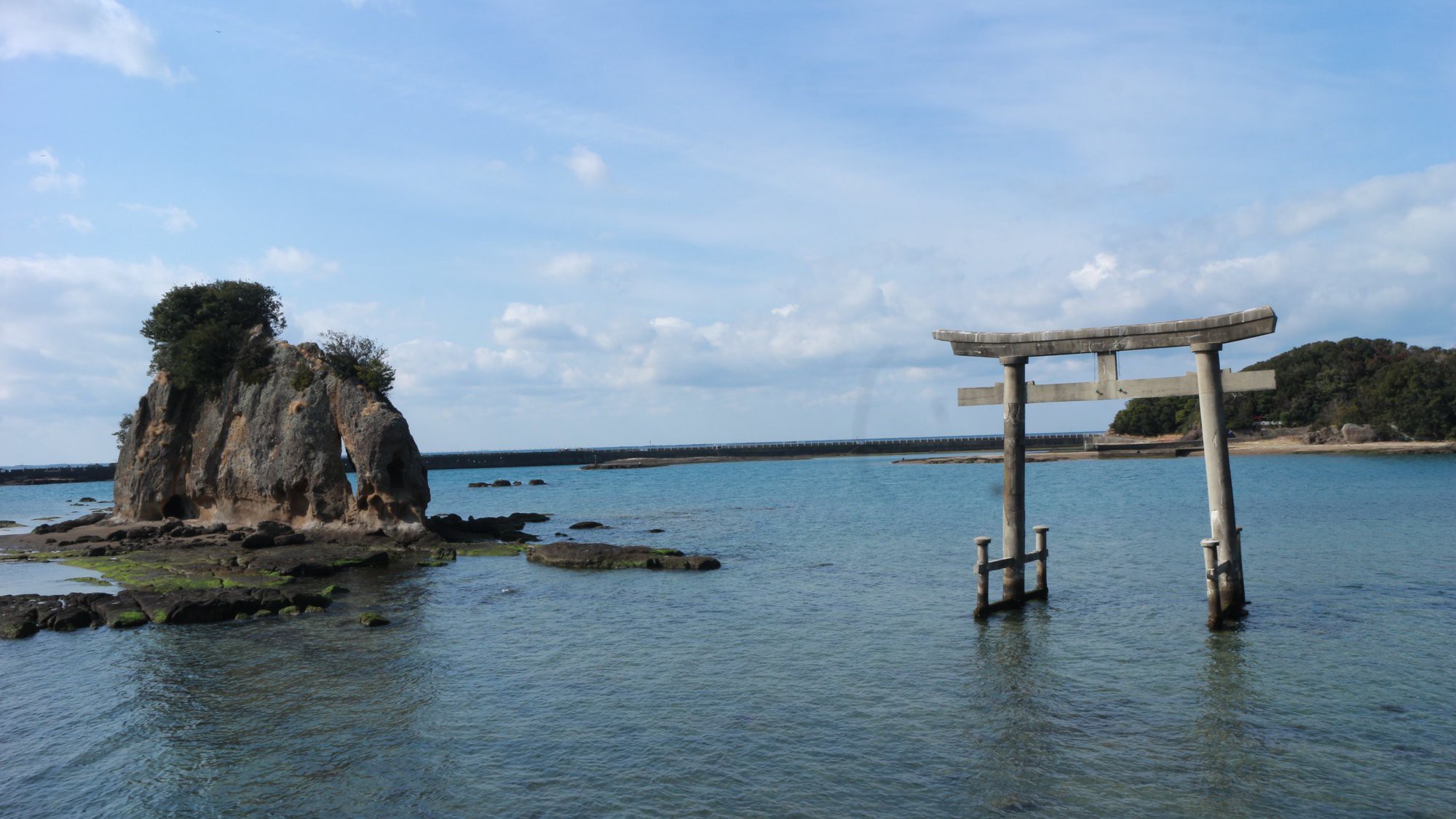 当宿からすぐ近く。田所島と元嶋神社の海上鳥居