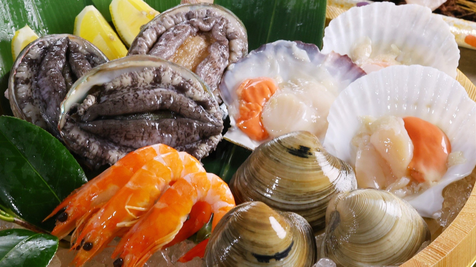 新鮮な魚介類（アワビ・サザエ・有頭海老・帆立・蛤）の5種の海鮮焼き（イメージ）