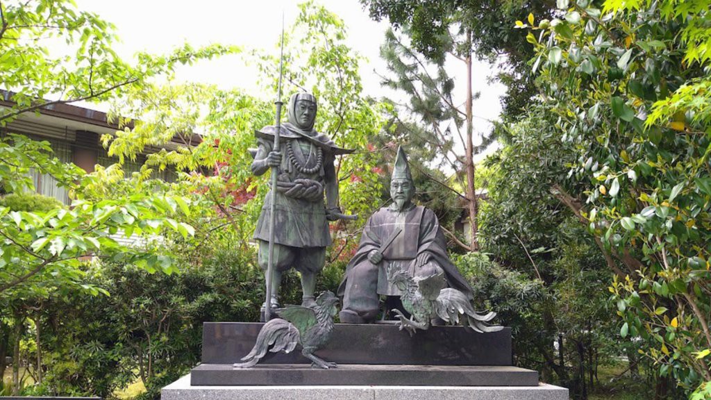 鬪雞神社にある「湛増・弁慶の像」