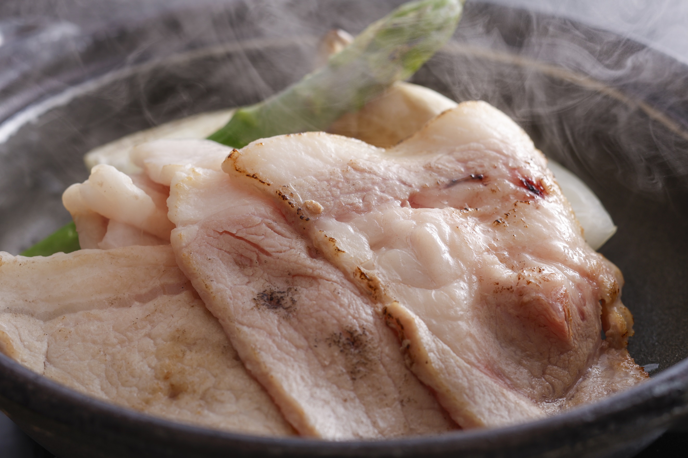 2026年夏「季節の会席」料理一例（国産豚ロースの陶板焼き）