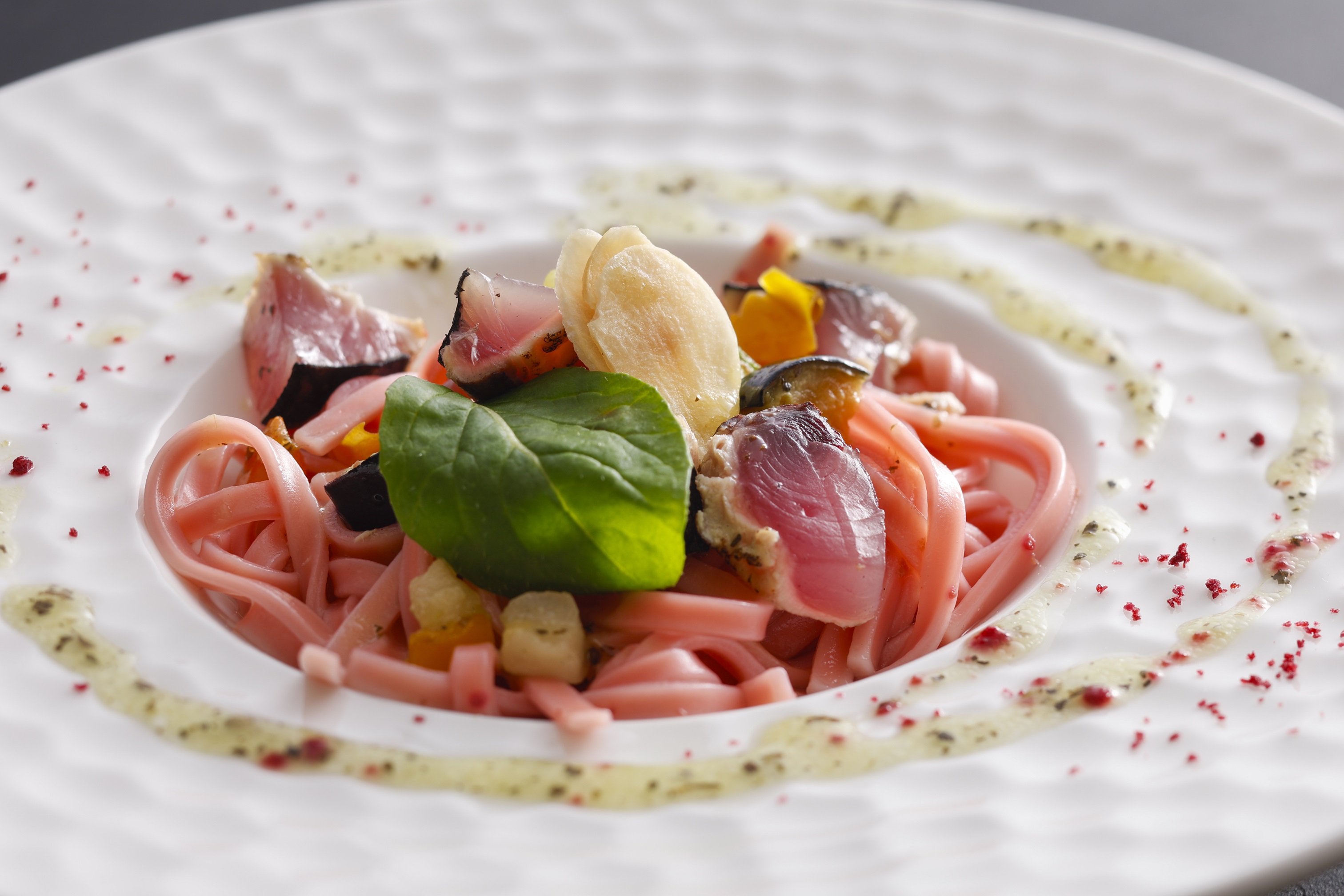 2026年夏「季節の会席」料理一例（紀州梅うどんと鰹のジェノベーゼサラダ仕立て）