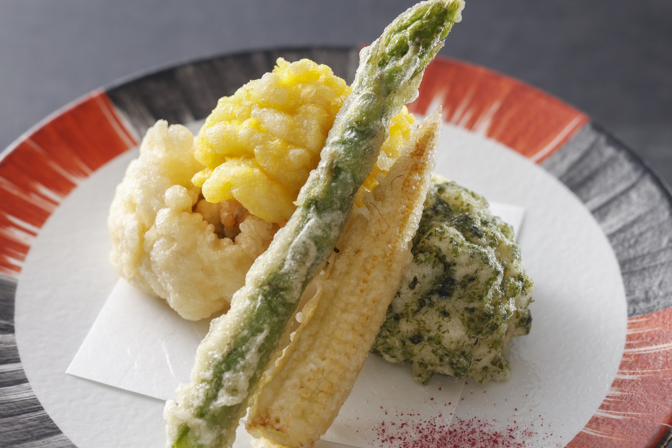 2026年夏「特別会席」料理一例（鱧の三色揚げ～紀州南高梅塩添え～）