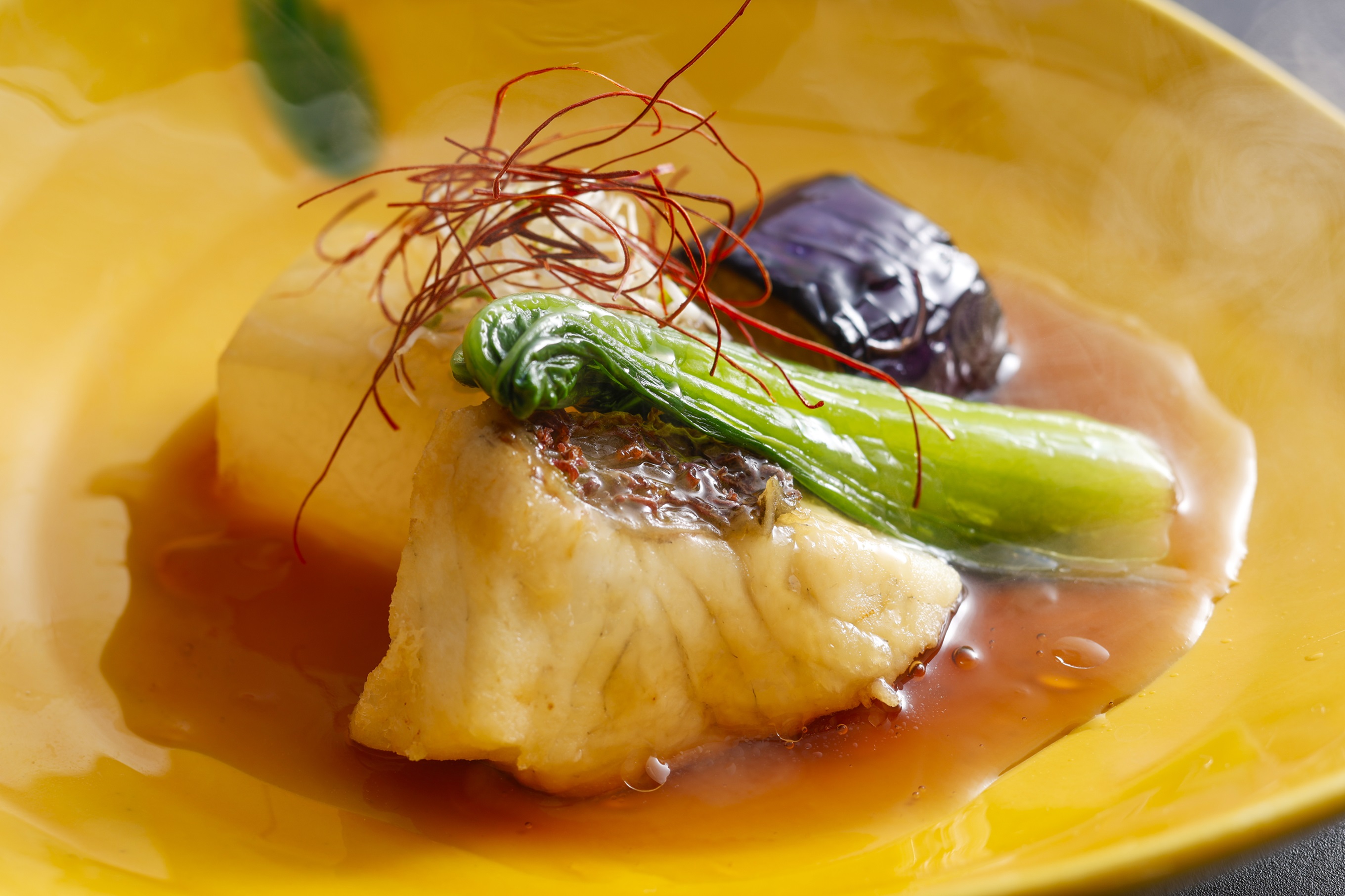 2026年夏「土地の恵み会席」料理一例（白身魚と茄子の甘酢餡掛け）