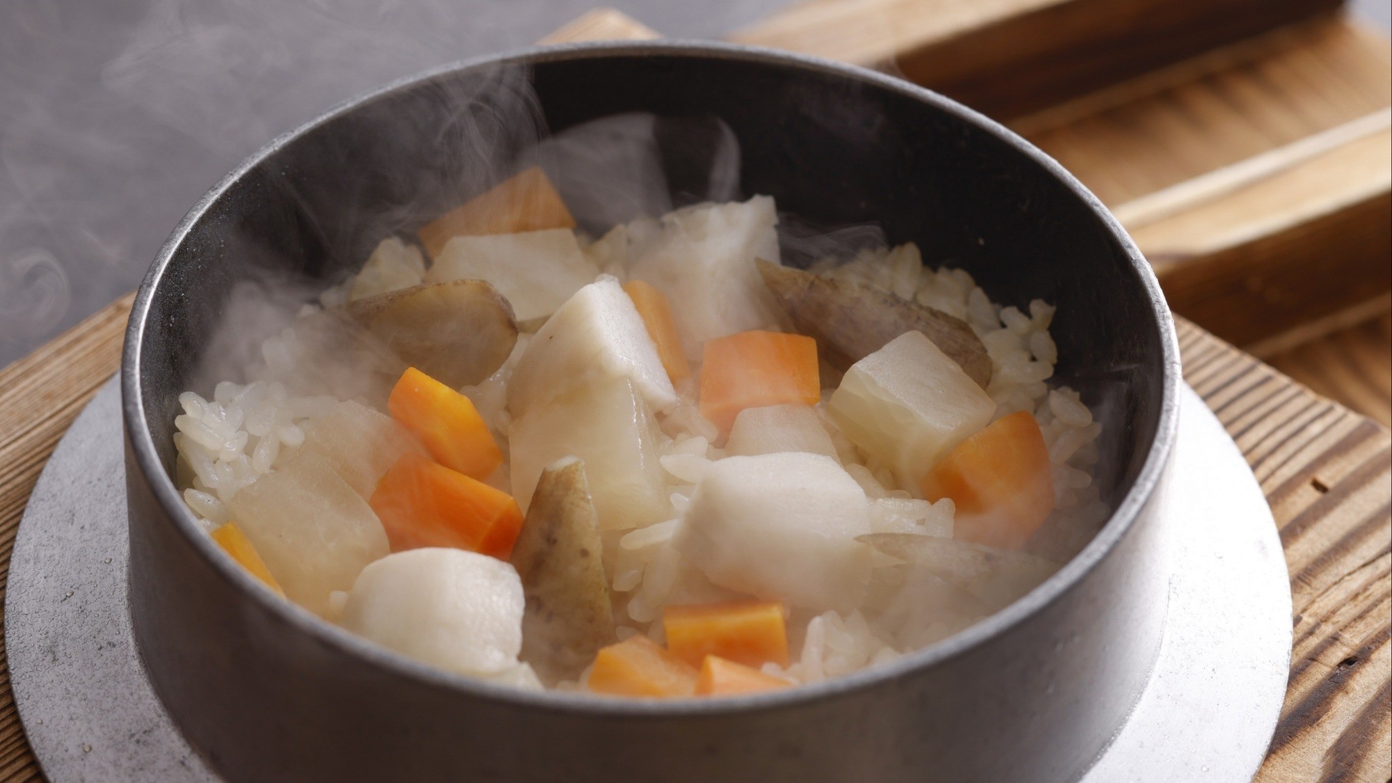 冬野菜の根菜釜飯