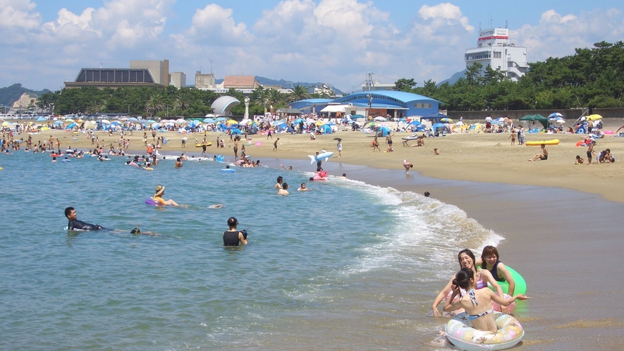美しい弧を描く砂浜は夏には多くの海水浴客で賑わう【扇ヶ浜海水浴場】当宿から車で約10分