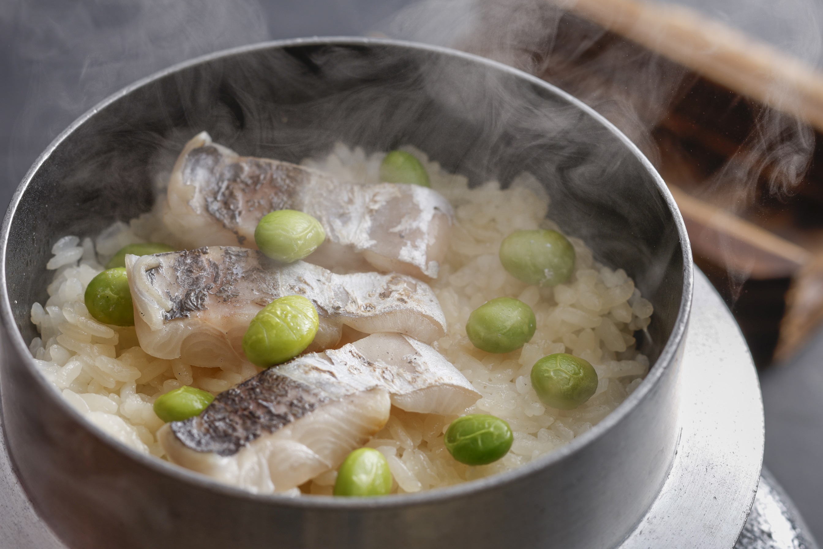 2026年夏料理一例（太刀魚と枝豆の釜飯）