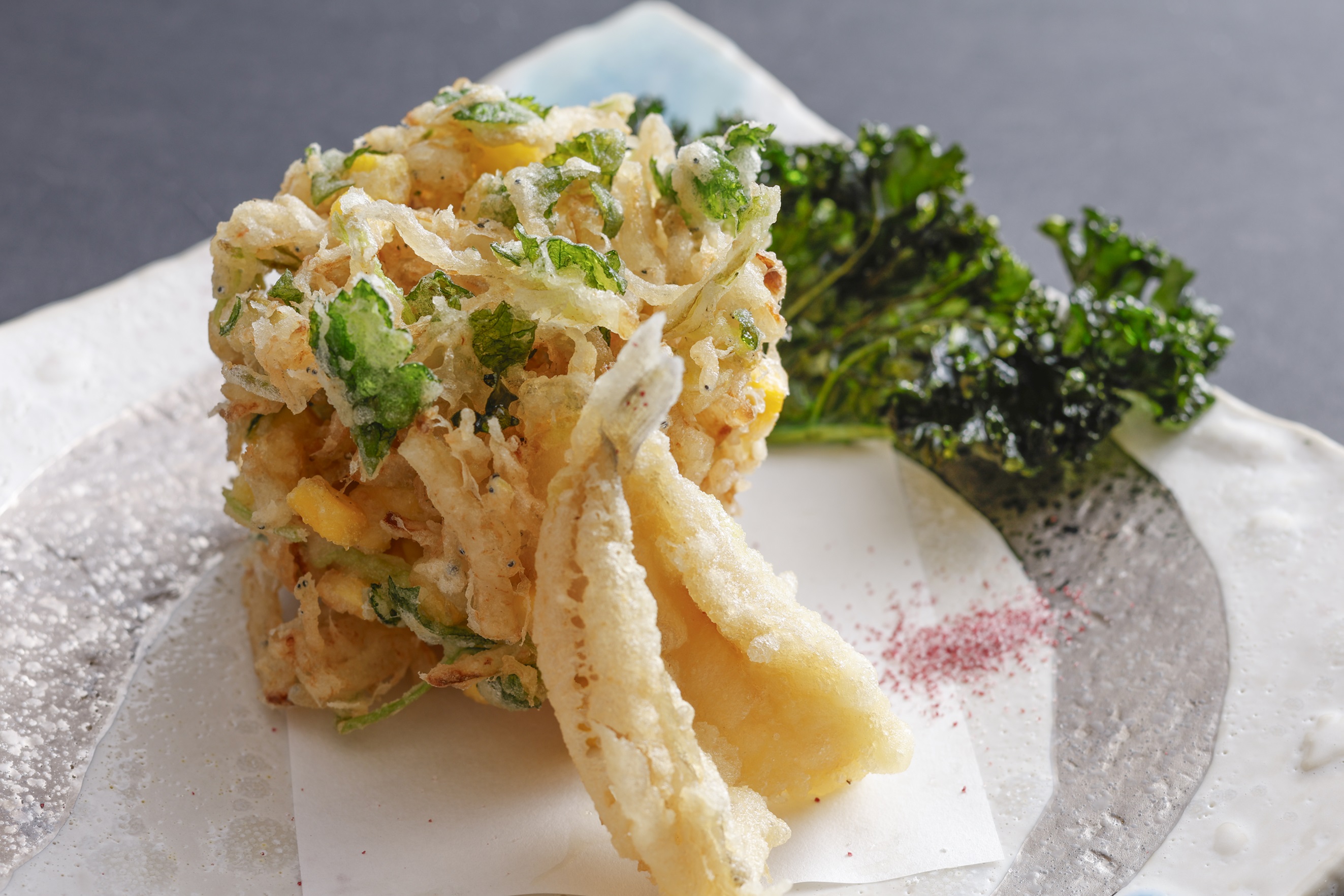 2026年夏「土地の恵み会席」料理一例（鱚と紀州しらすのもろこしかき揚げ～紀州南高梅塩添え～）