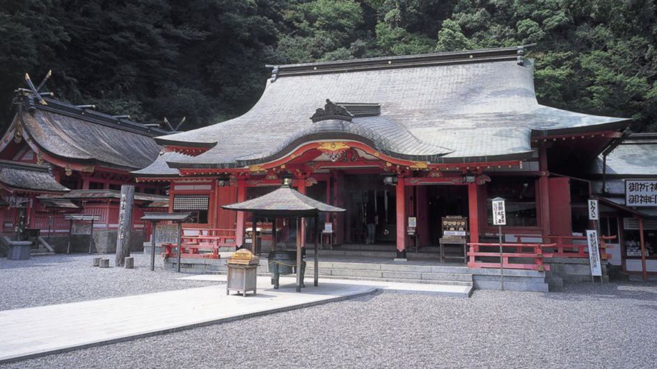 青岸渡寺と那智の滝のそばにある熊野三山の一つ。【熊野那智大社】