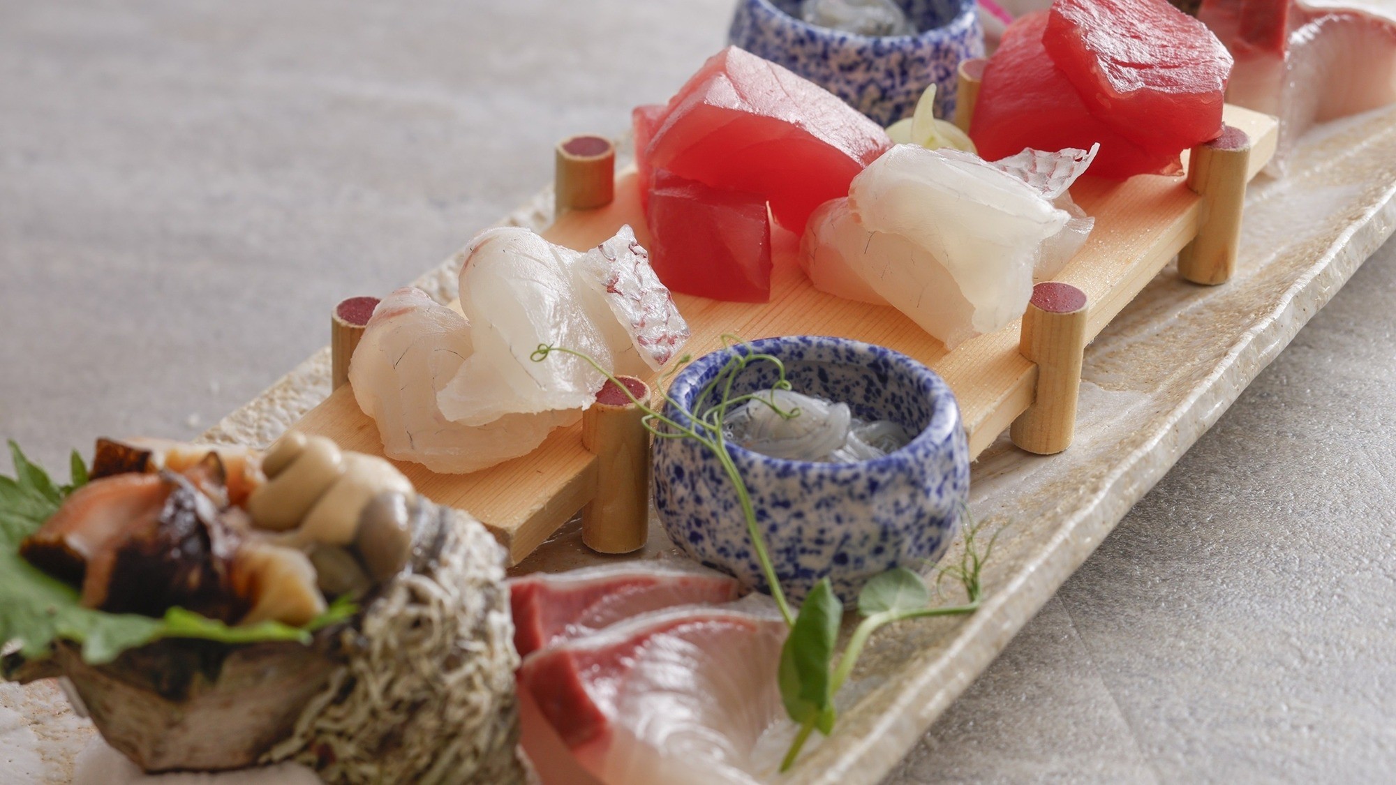 写真のお造りは２名様盛りです。