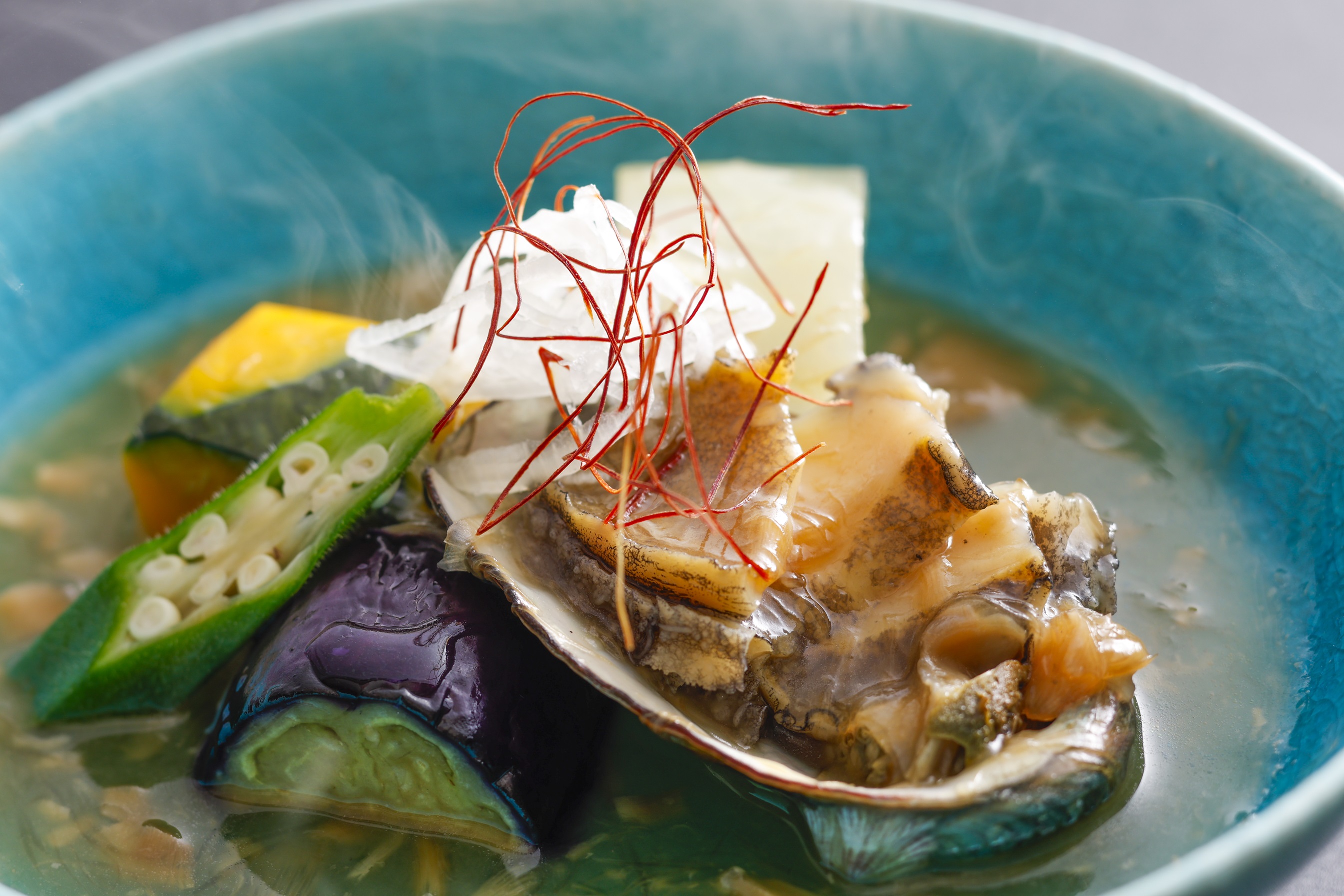 2026年夏「特別会席」料理一例（蒸し鮑と夏野菜～フカヒレ餡掛け～）