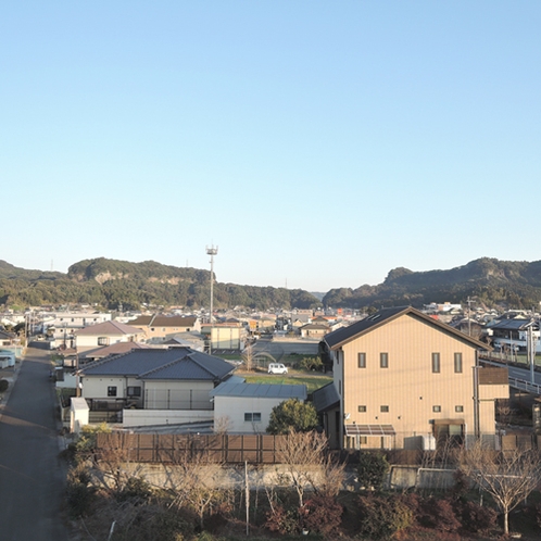 【部屋】お部屋からは山々や、のんびりとした街並みの風景が広がっています  