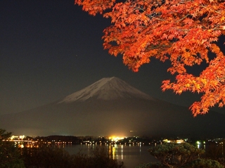 秋の夜の富士山