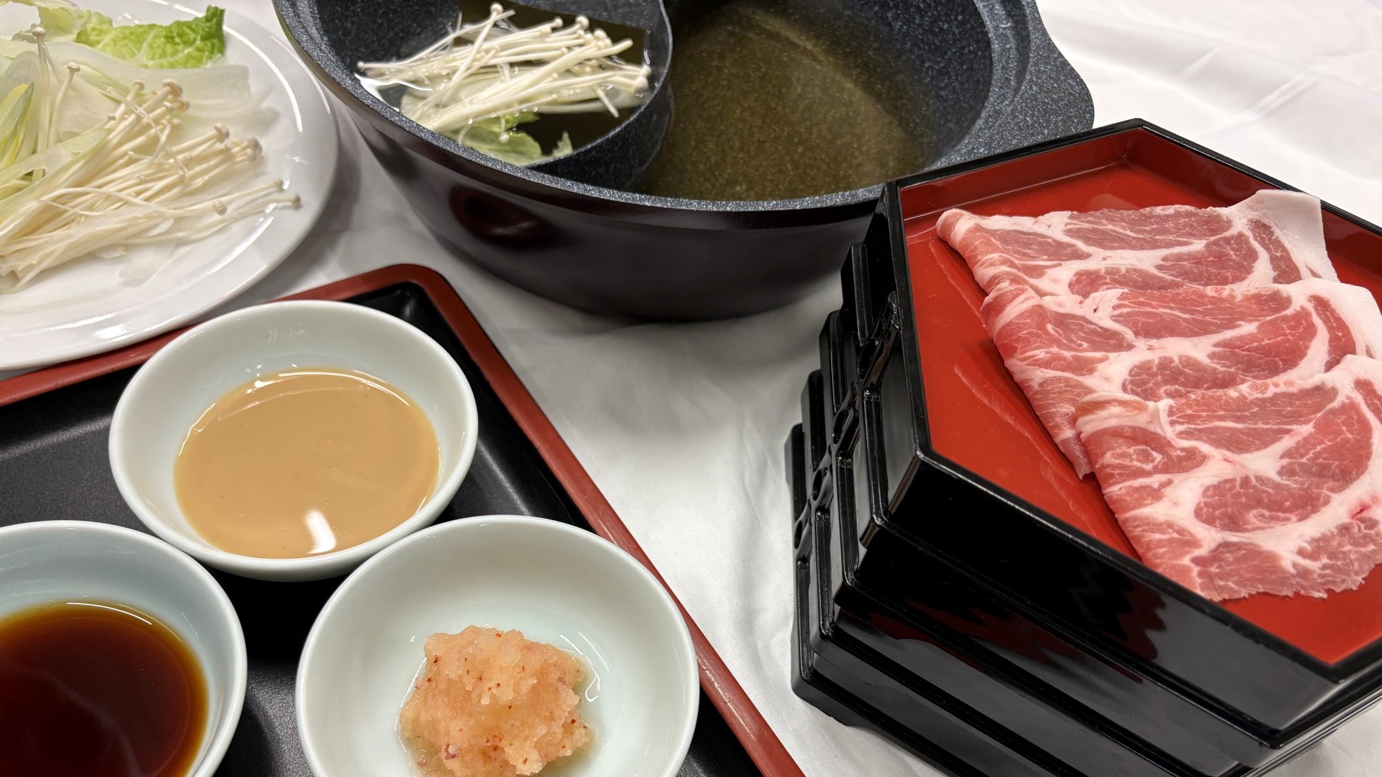 *しゃぶしゃぶプラン一例／上質な豚肉と新鮮な季節野菜をご用意してお待ちしております。